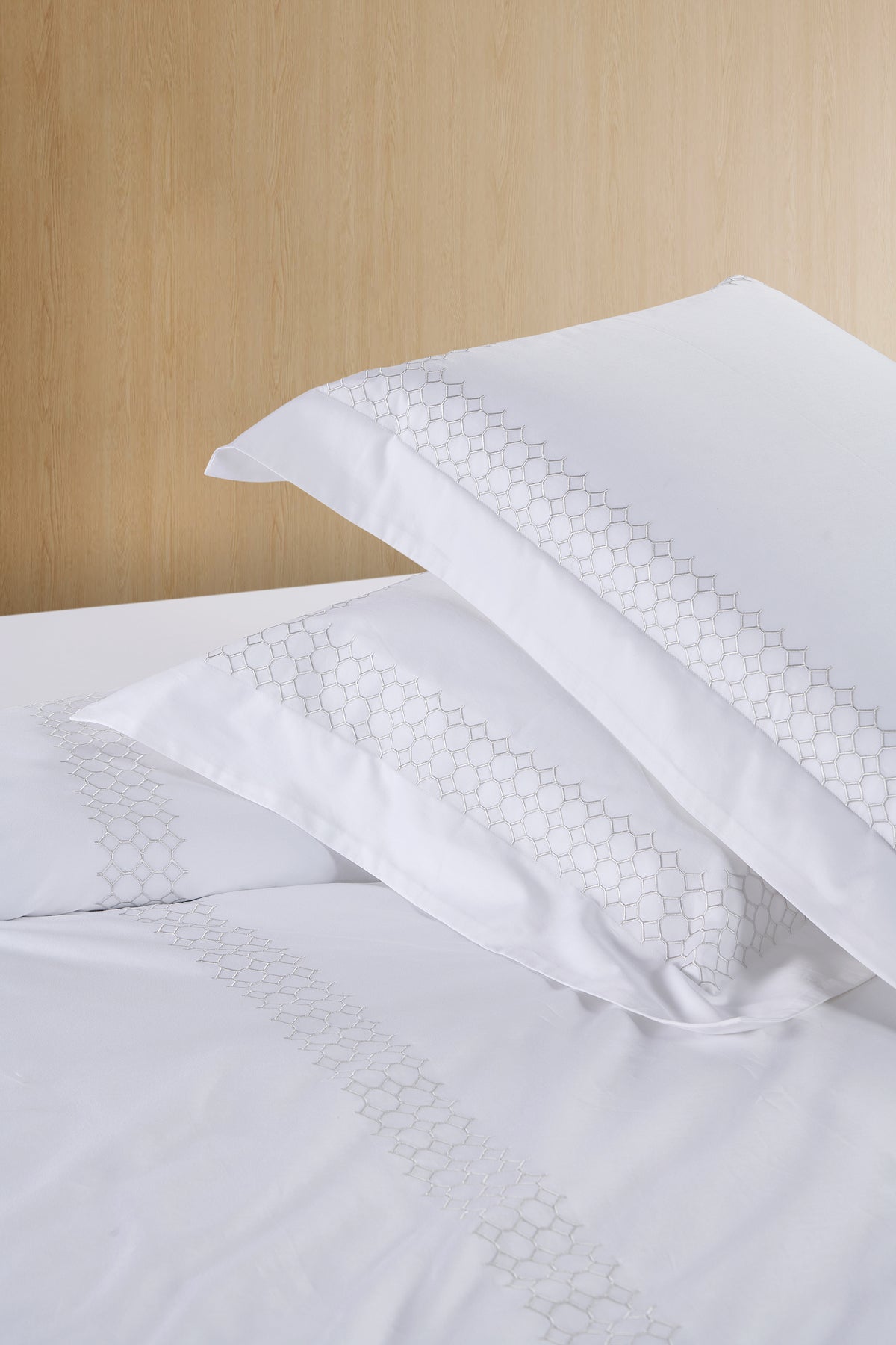 HONEYCOMB EMBROIDERED DUVET COVER SET - WHITE/SILVER