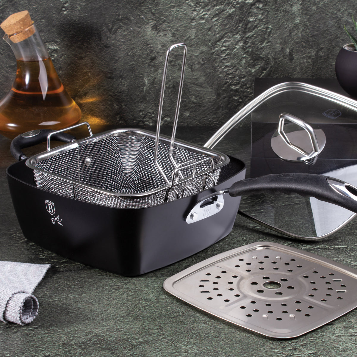 SET OF 4 KITCHEN TOOLS BLACK ALUMINUM Set / SILVER